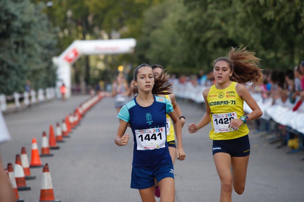La Carrera de la Infancia de Zaragoza ha celebrado este domingo su decimocuarta edición con la participación de más de 1.100 niños en el Parque José Antonio Labordeta.
