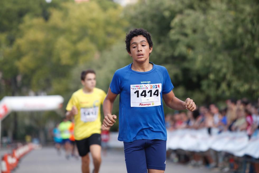 La Carrera de la Infancia de Zaragoza ha celebrado este domingo su decimocuarta edición con la participación de más de 1.100 niños en el Parque José Antonio Labordeta.