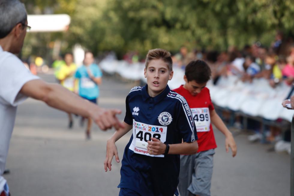 La Carrera de la Infancia de Zaragoza ha celebrado este domingo su decimocuarta edición con la participación de más de 1.100 niños en el Parque José Antonio Labordeta.