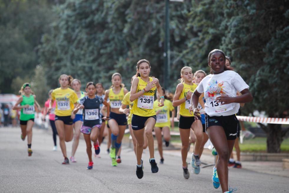 La Carrera de la Infancia de Zaragoza ha celebrado este domingo su decimocuarta edición con la participación de más de 1.100 niños en el Parque José Antonio Labordeta.