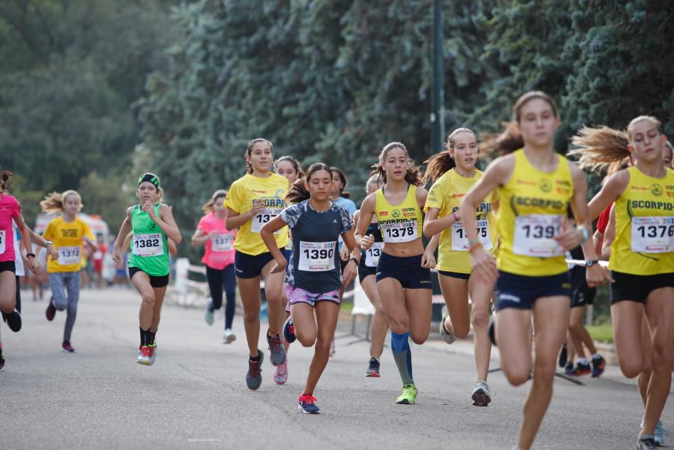 La Carrera de la Infancia de Zaragoza ha celebrado este domingo su decimocuarta edición con la participación de más de 1.100 niños en el Parque José Antonio Labordeta.