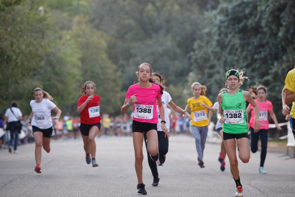 La Carrera de la Infancia de Zaragoza ha celebrado este domingo su decimocuarta edición con la participación de más de 1.100 niños en el Parque José Antonio Labordeta.