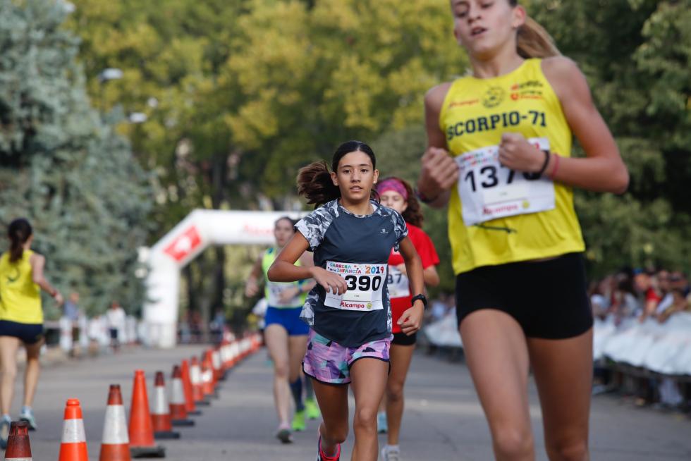 La Carrera de la Infancia de Zaragoza ha celebrado este domingo su decimocuarta edición con la participación de más de 1.100 niños en el Parque José Antonio Labordeta.