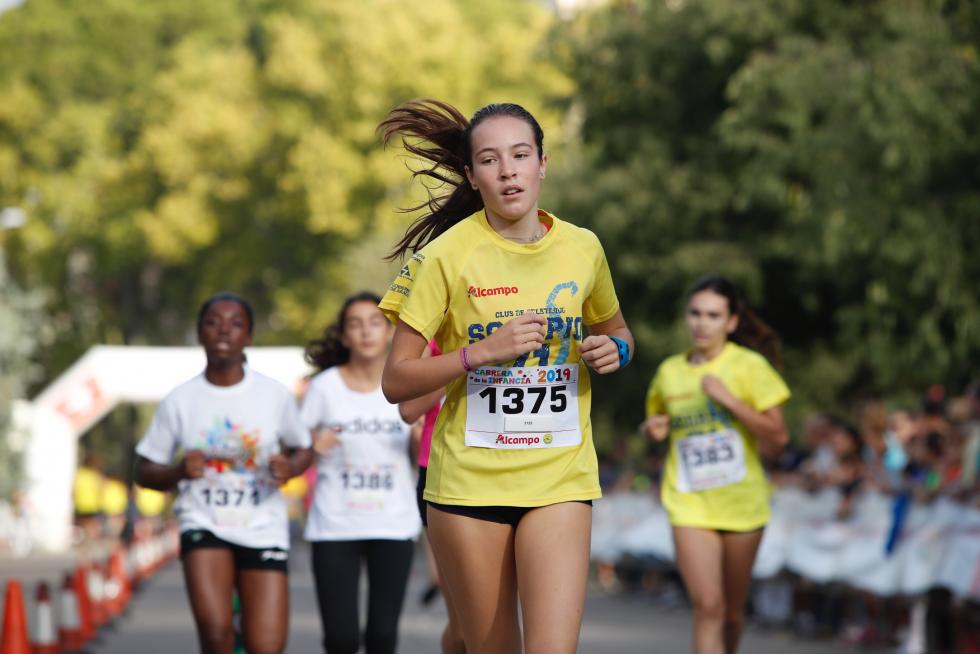La Carrera de la Infancia de Zaragoza ha celebrado este domingo su decimocuarta edición con la participación de más de 1.100 niños en el Parque José Antonio Labordeta.