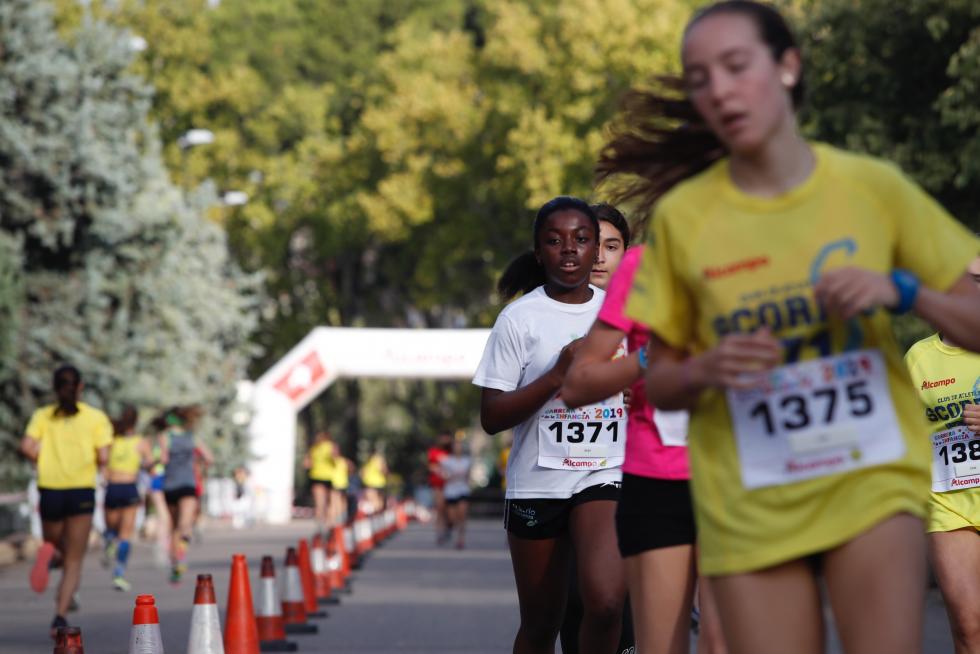 La Carrera de la Infancia de Zaragoza ha celebrado este domingo su decimocuarta edición con la participación de más de 1.100 niños en el Parque José Antonio Labordeta.