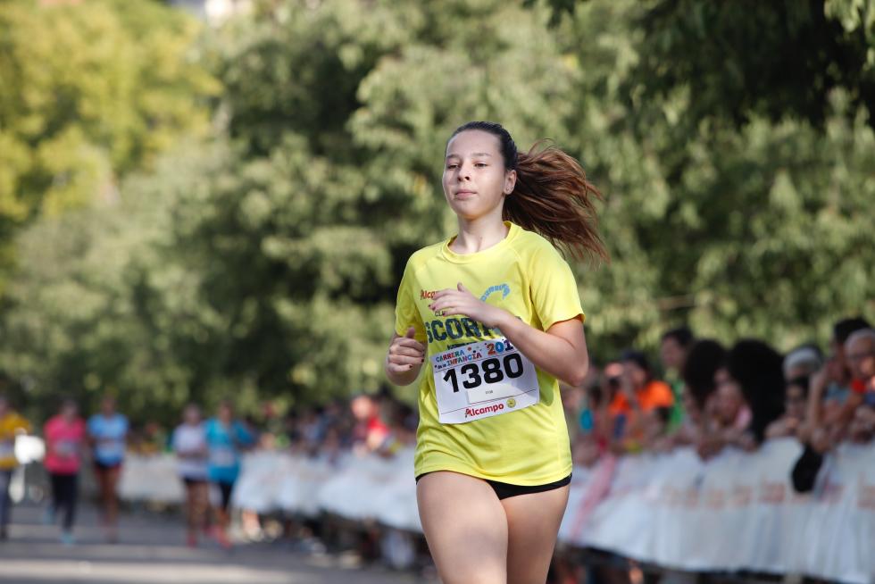 La Carrera de la Infancia de Zaragoza ha celebrado este domingo su decimocuarta edición con la participación de más de 1.100 niños en el Parque José Antonio Labordeta.