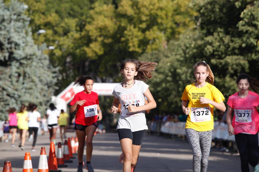 La Carrera de la Infancia de Zaragoza ha celebrado este domingo su decimocuarta edición con la participación de más de 1.100 niños en el Parque José Antonio Labordeta.