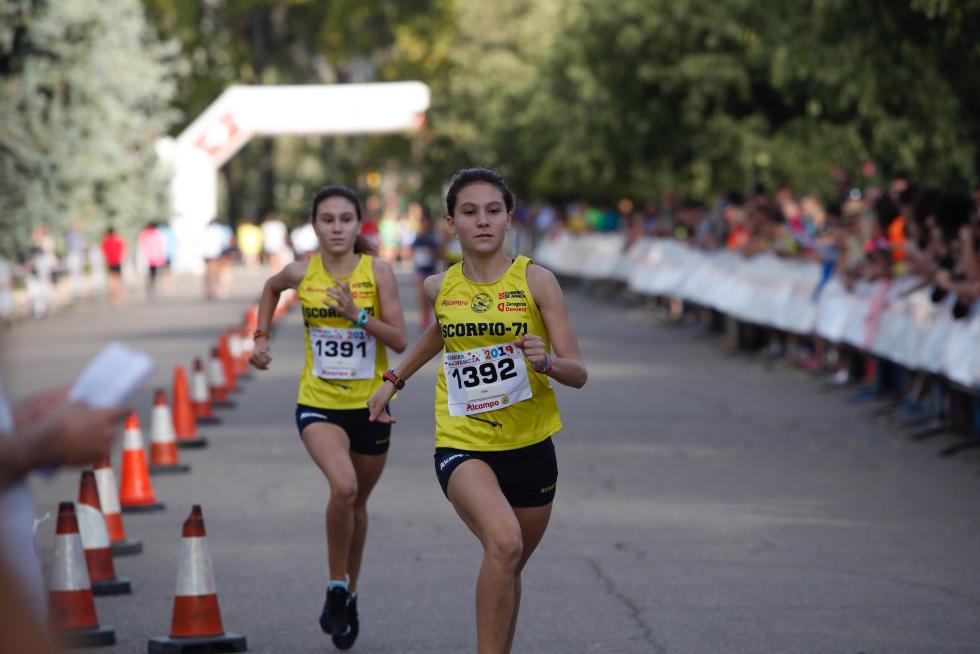 La Carrera de la Infancia de Zaragoza ha celebrado este domingo su decimocuarta edición con la participación de más de 1.100 niños en el Parque José Antonio Labordeta.
