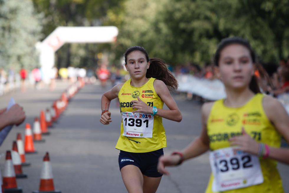 La Carrera de la Infancia de Zaragoza ha celebrado este domingo su decimocuarta edición con la participación de más de 1.100 niños en el Parque José Antonio Labordeta.
