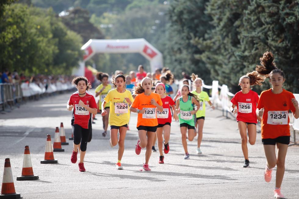 La Carrera de la Infancia de Zaragoza ha celebrado este domingo su decimocuarta edición con la participación de más de 1.100 niños en el Parque José Antonio Labordeta.