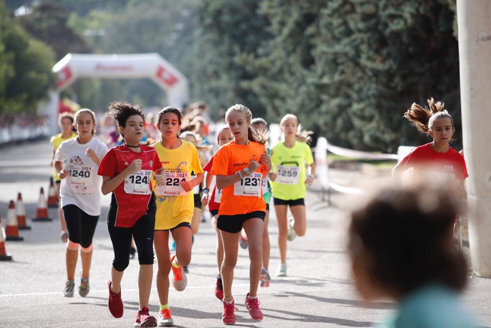 La Carrera de la Infancia de Zaragoza ha celebrado este domingo su decimocuarta edición con la participación de más de 1.100 niños en el Parque José Antonio Labordeta.