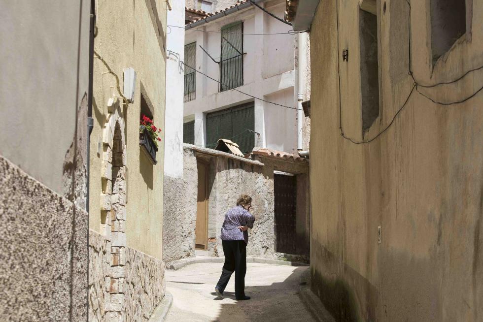 Una vecina de Estercuel sube hacia el barrio alto