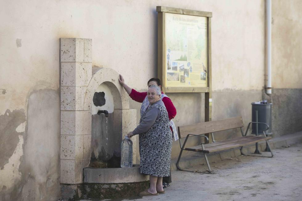 Acopio de agua en la fuente de Orrios