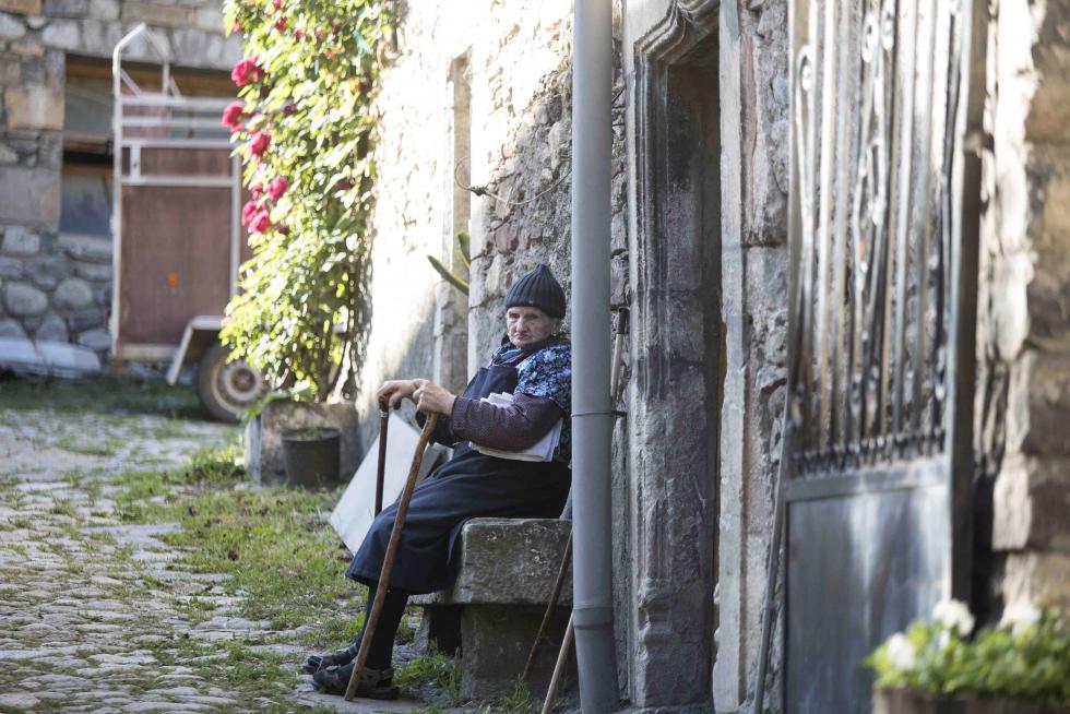 Una vecina, a la puerta de su casa en Plan