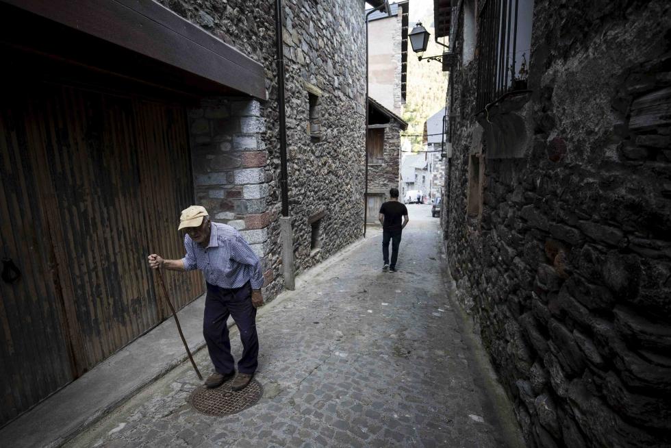 Dos vecinos se cruzan en una calle de Plan