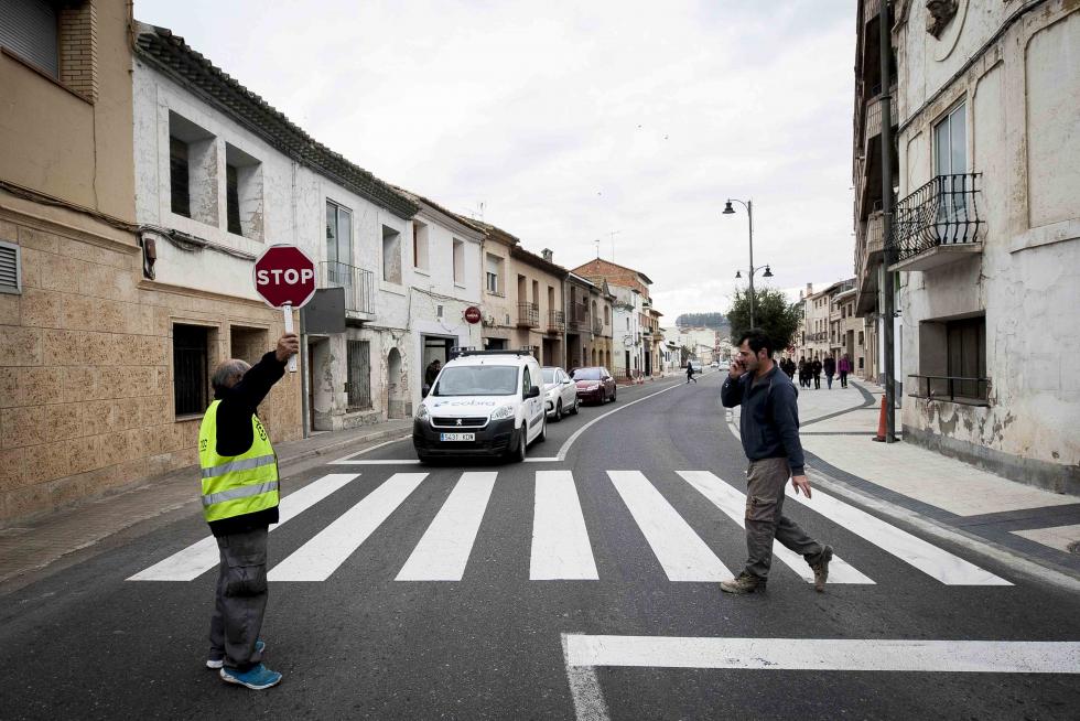 El recordado 'Machillo' regula el tráfico en el centro de Quinto