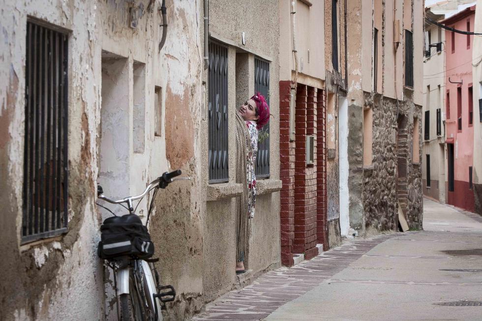 Una vecina asoma la cabeza en la puerta de su casa en Tabuenca