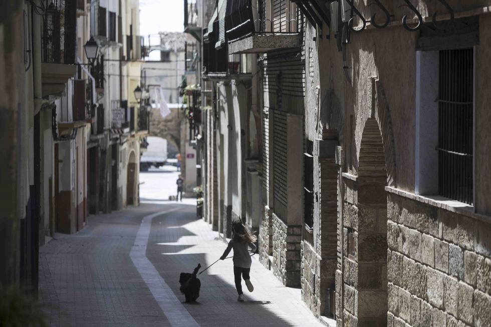Una niña corre con su perro en Estadilla