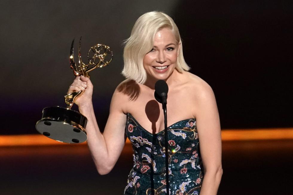 Michelle Williams recogiendo el Emmy a la mejor actriz.