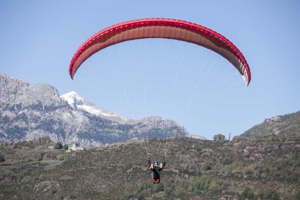Un parapente biplaza se aproxima a la zona de aterrizaje de La Lleva, en Castejón de Sos