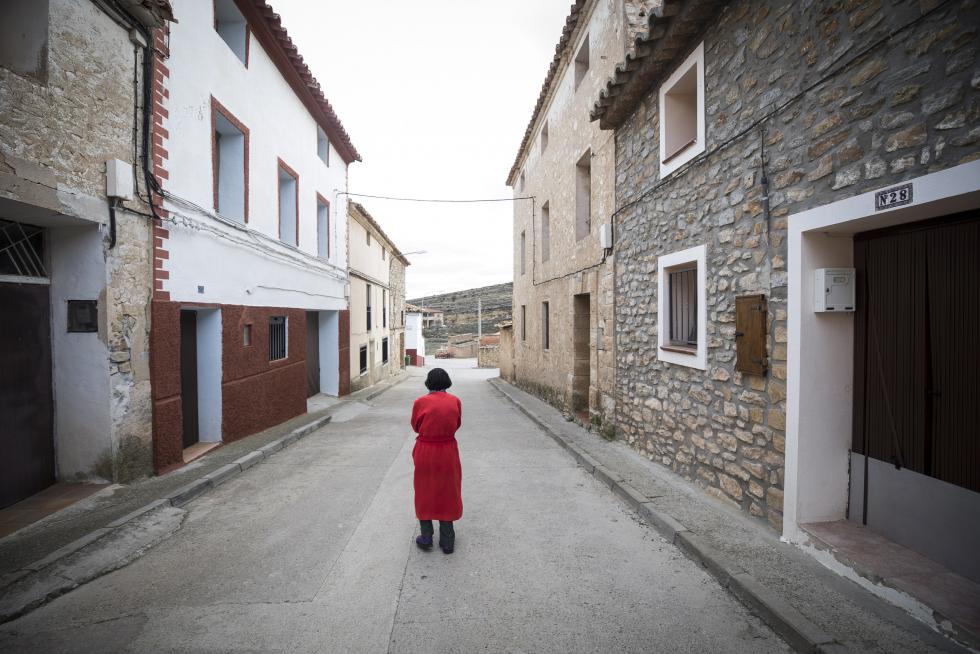 Una vecina de Alacón pasea por la calle de San Roque