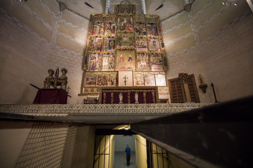 José Ignacio Herrero, alguacil de Maluenda , en la cripta de la iglesia de las Santas Justa y Rufina en Maluenda