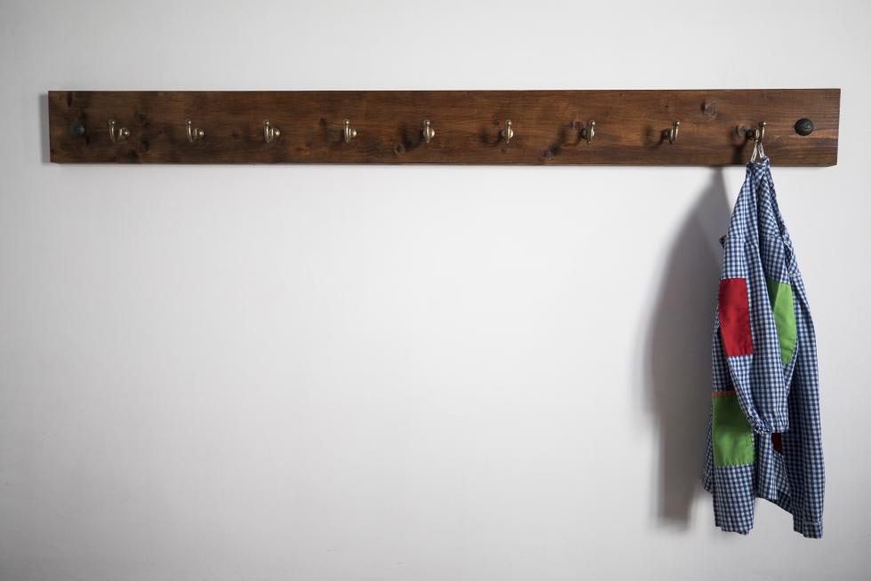 mapamundi, pizarra, la mesa del profesor e incluso una hucha del Domund con forma de la popular cabeza de chino, en Monforte de Moyuela