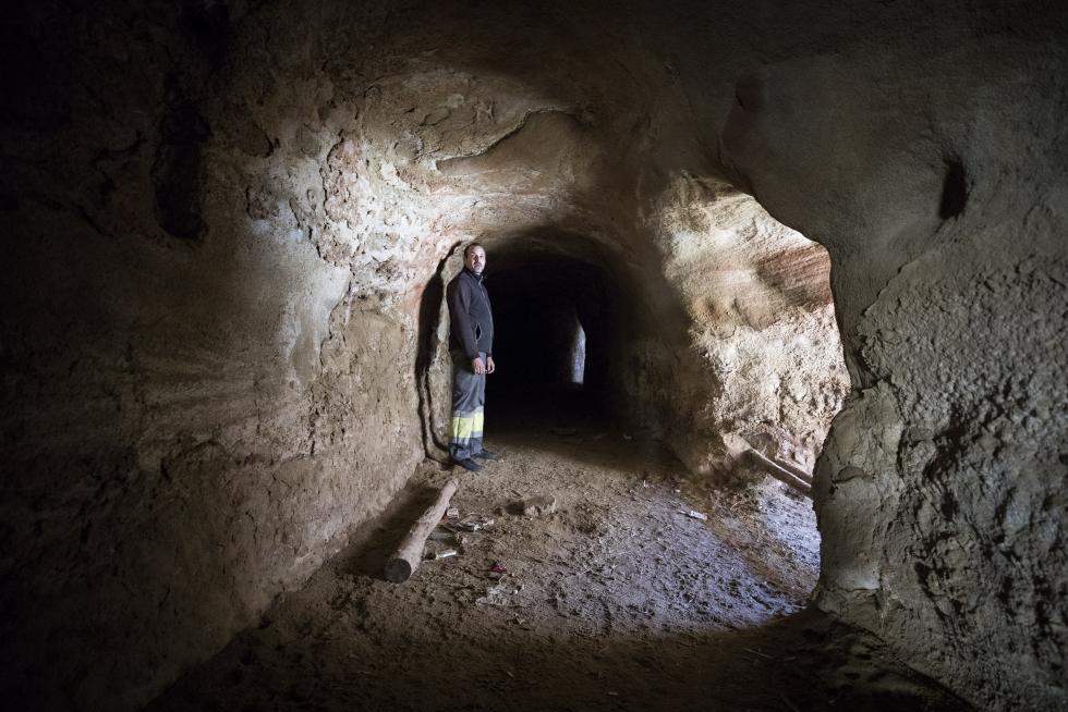 El alguacil Diego López, en una de las galerías de arenisca bajo el castillo-palacio de los Sé y Castro en Albero Bajo