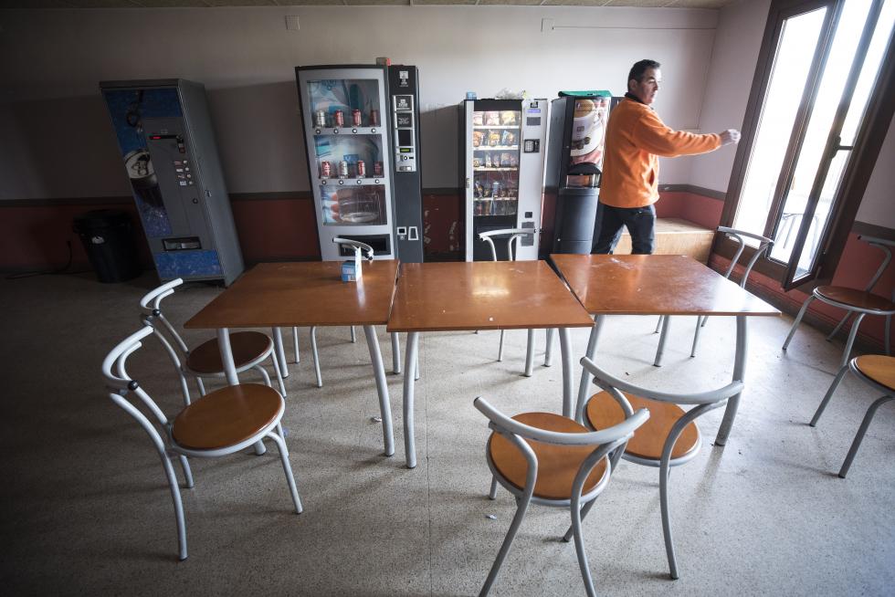 José Ramón Santolaria, alcalde de Salillas, en la sala de máquinas ‘vending’ del espacio del bar social