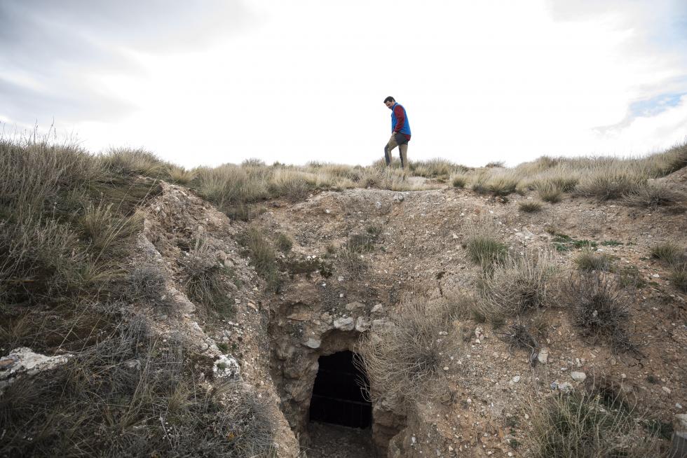 Los restos del castillo incluyen una serie de cuevas en plena ladera, utilizadas como bodegas y respiraderos, en Alfambra