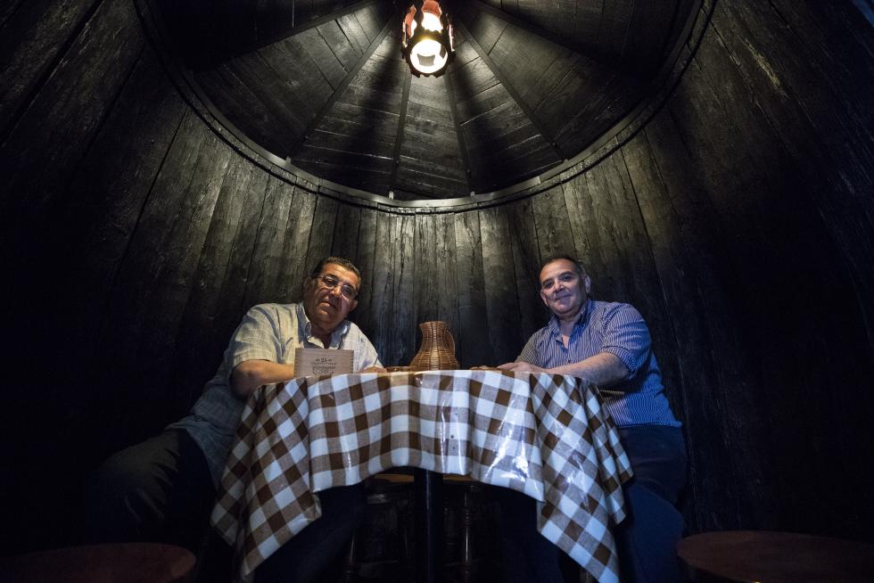 Los hermanos Luis y Antonio Blasco, ganaderos, en una dependencia de la bodega familiar que habilitó su padre