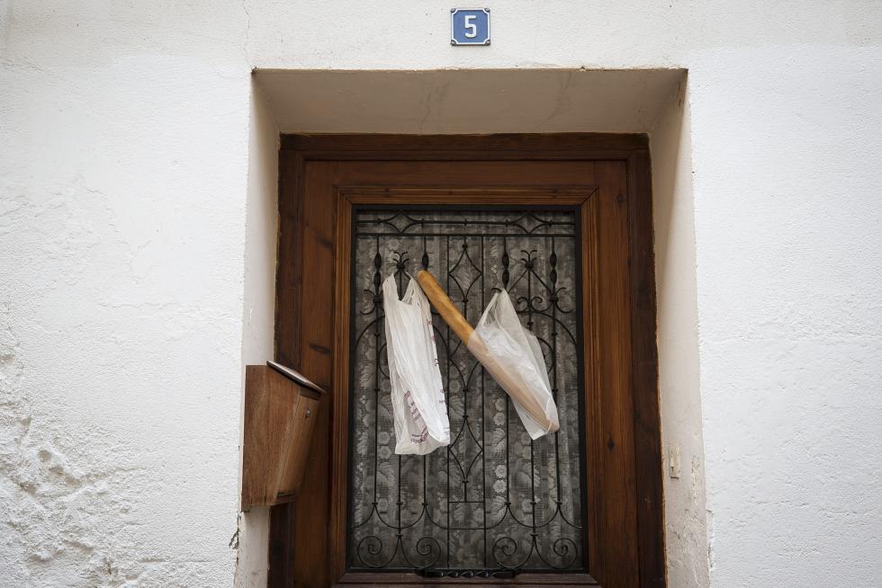 En pan cuelga de la puerta de casa, de las cosas que pasaban antes y que aún pasan en sitios especiales como Abiego