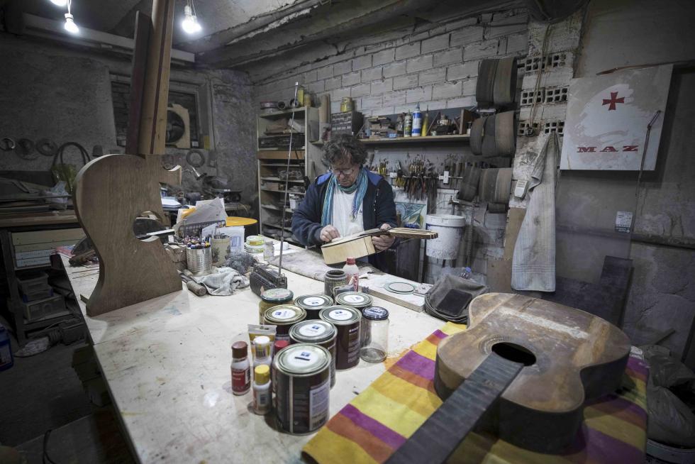 El lutier José María Gil, en su taller de Fuentes Claras