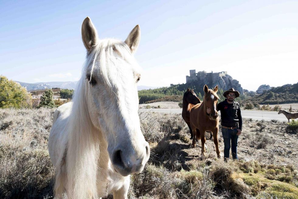 Gorka Herrero, de la hípica La Querencia, recorre las inmediaciones del castillo de Loarre con dos de sus caballos