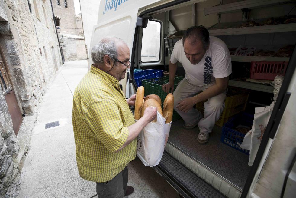 Manuel Aragüés compra el pan en Longás