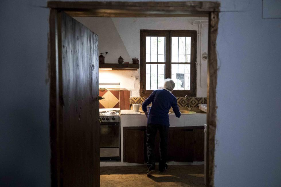 Rosa Sanmartín, afanada en la cocina principal de El Hogar, en Bardallur