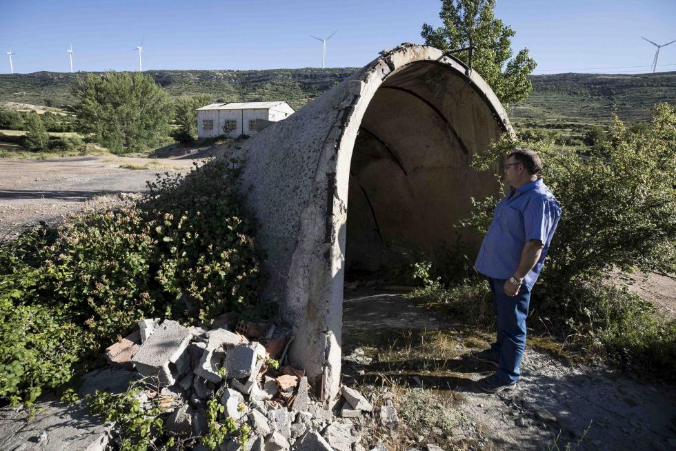 El alcalde de Palomar de Arroyos , Antonio Ruiz, en la bocamina de la antigua explotación carbonífera en la que trabajó.