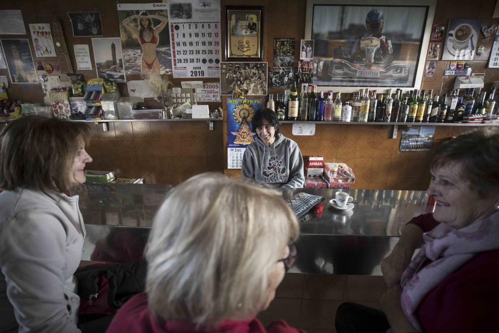 Reyes Gracia atiende con una sonrisa a sus clientas tras la barra del bar Nicol, bastión de Plenas en el aspecto de la socialización