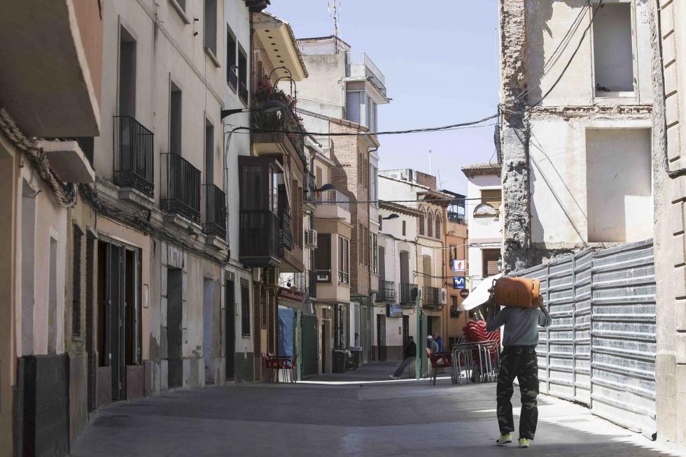 Transporte de butano a pulso en el centro del pueblo, en Ricla