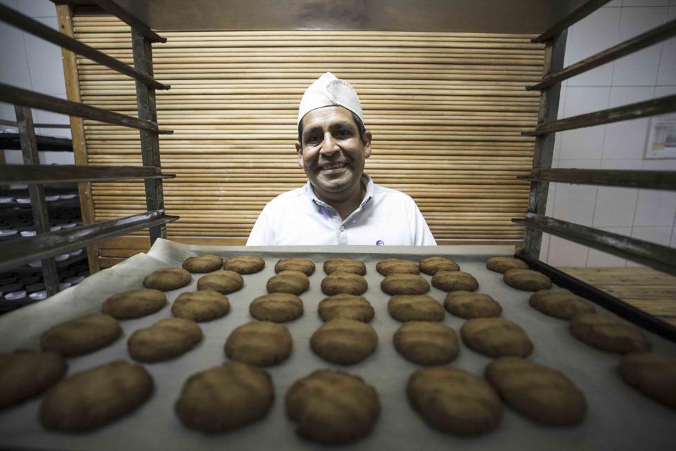 Pablo Quijua, con una tanda de pastas recién horneadas en la panadería de Used