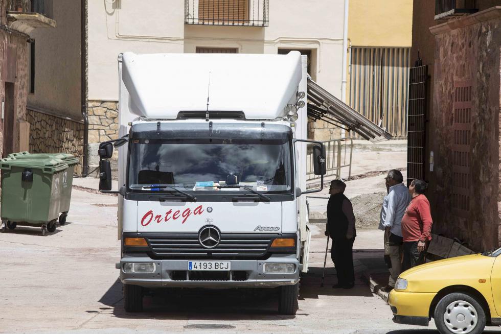 En Bolscan, Vicién, se combinan las facetas de Venta ambulante de alimentación en la plaza de Villar del Salzcanina con las de centro de adiestramiento deportivo de estos animales