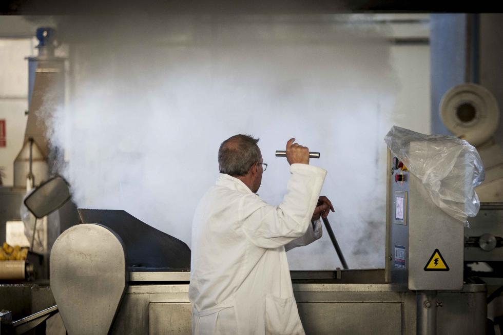Julián Rubira vigila la fritura de las patatas en las instalaciones de Doruel, en Villarquemado