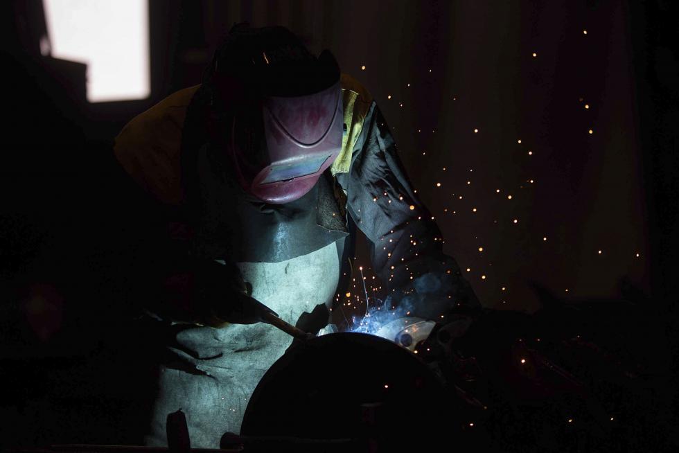 Un trabajador de la factoría Serrat en Castejón del Puente