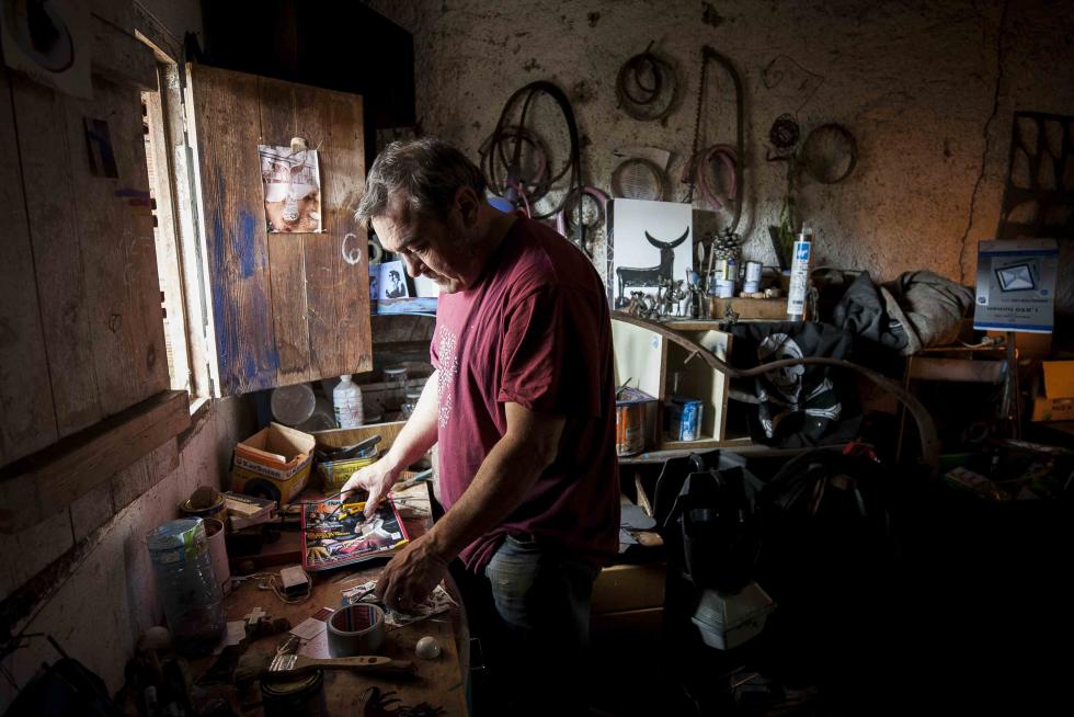 José Azul, en su taller de Burbáguena