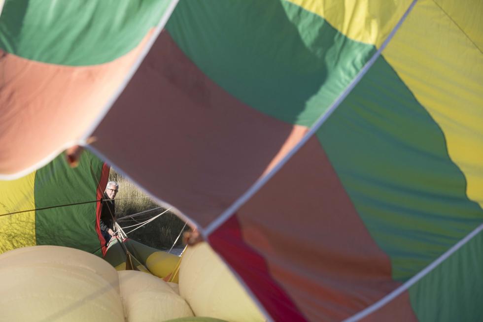 Las tres décadas largas de experiencia que adornan a Pepe Ramos como piloto de globos le hacen estar pendiente de cada detalle. En la imagen, supervisando la tela en el interior del globo durante el inflado previo al vuelo