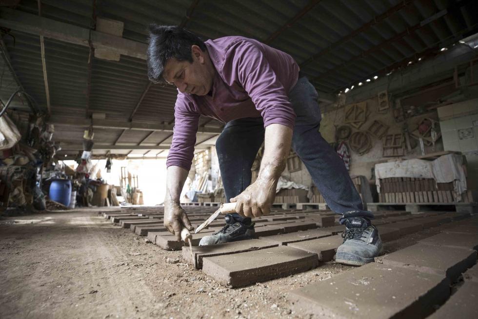 Jesús Enrique Marco se afana a la vieja usanza en su fábrica: Ladrillo Manuel de Cetina