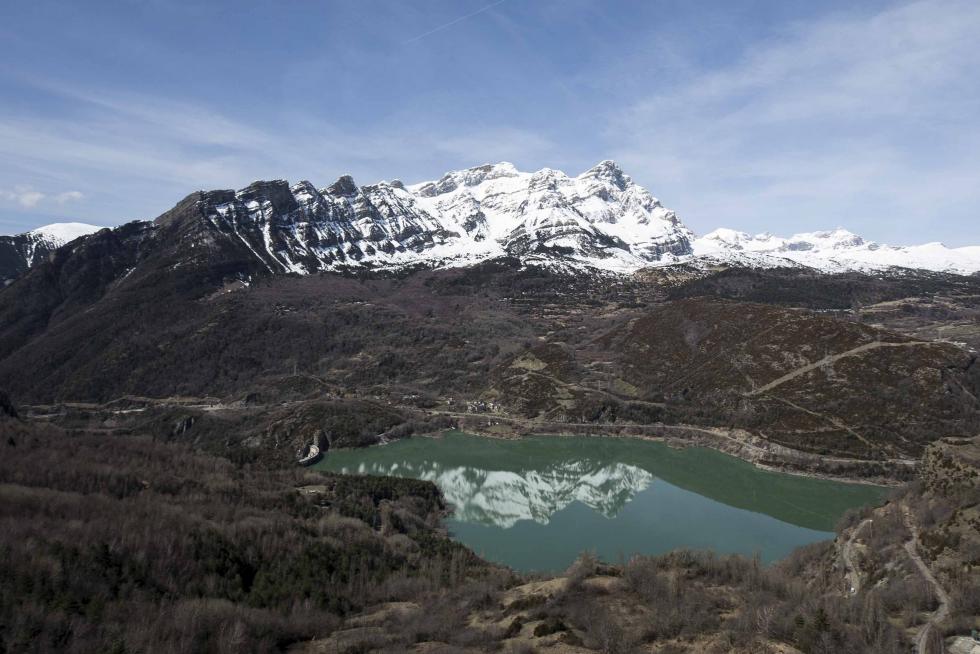Vista del embalse de Búbal desde Hoz de Jaca
