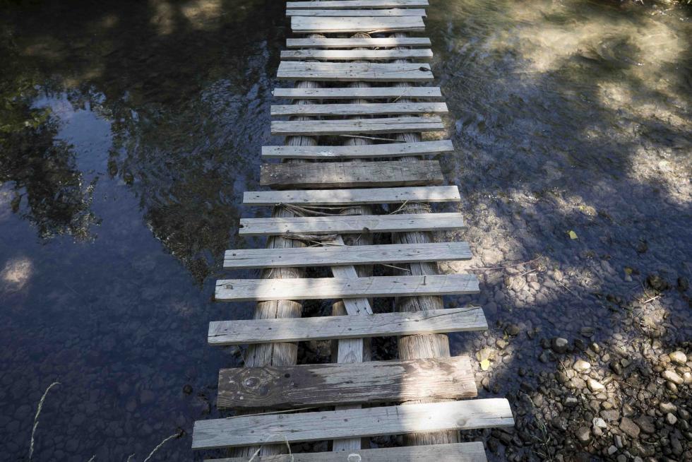Pasarela sobre el río a las afueras de Obón