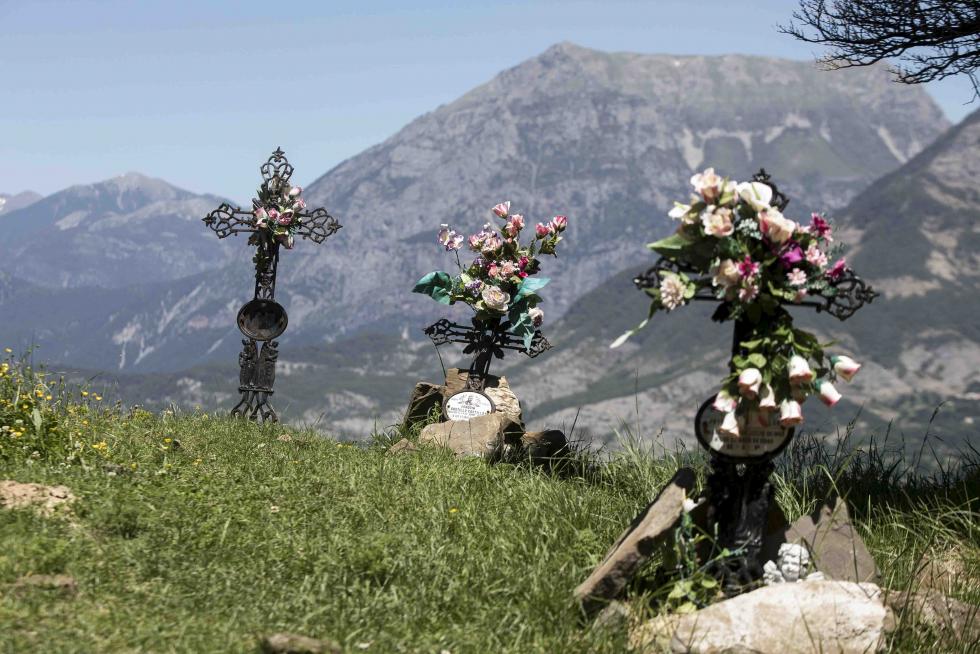 Tumbas con flores frescas en el despoblado de Muro de Bellón (Puértolas)