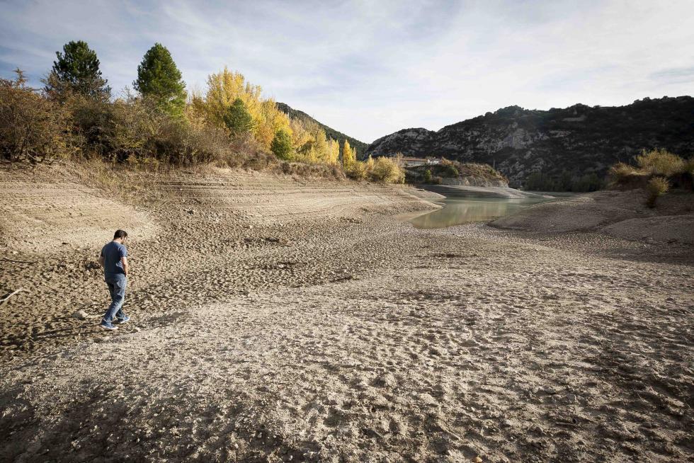 El Pantano de la Peña, seco a la altura de Santa María de Peña